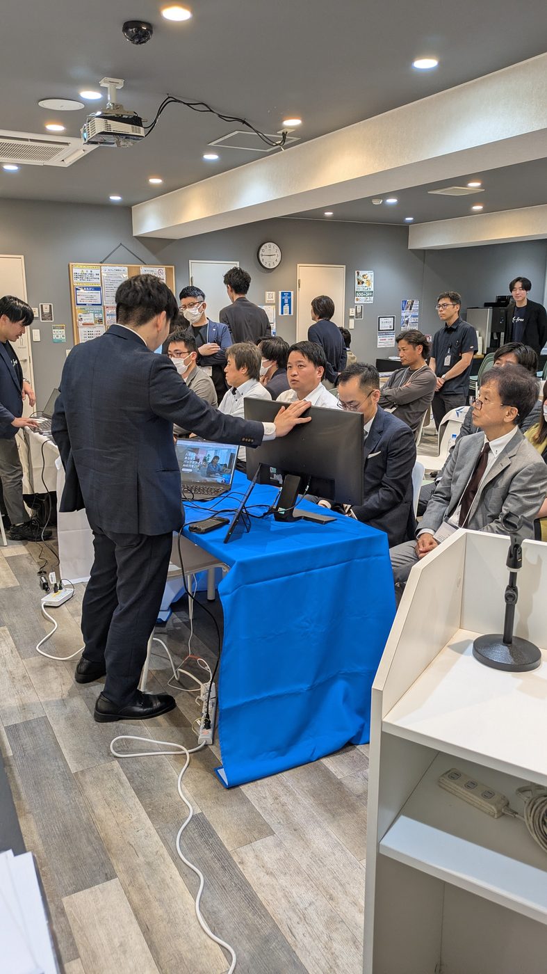 4月の「春のクラウド祭り」。ベンダーの担当者が、先生方一人ひとりに実機で説明している様子。