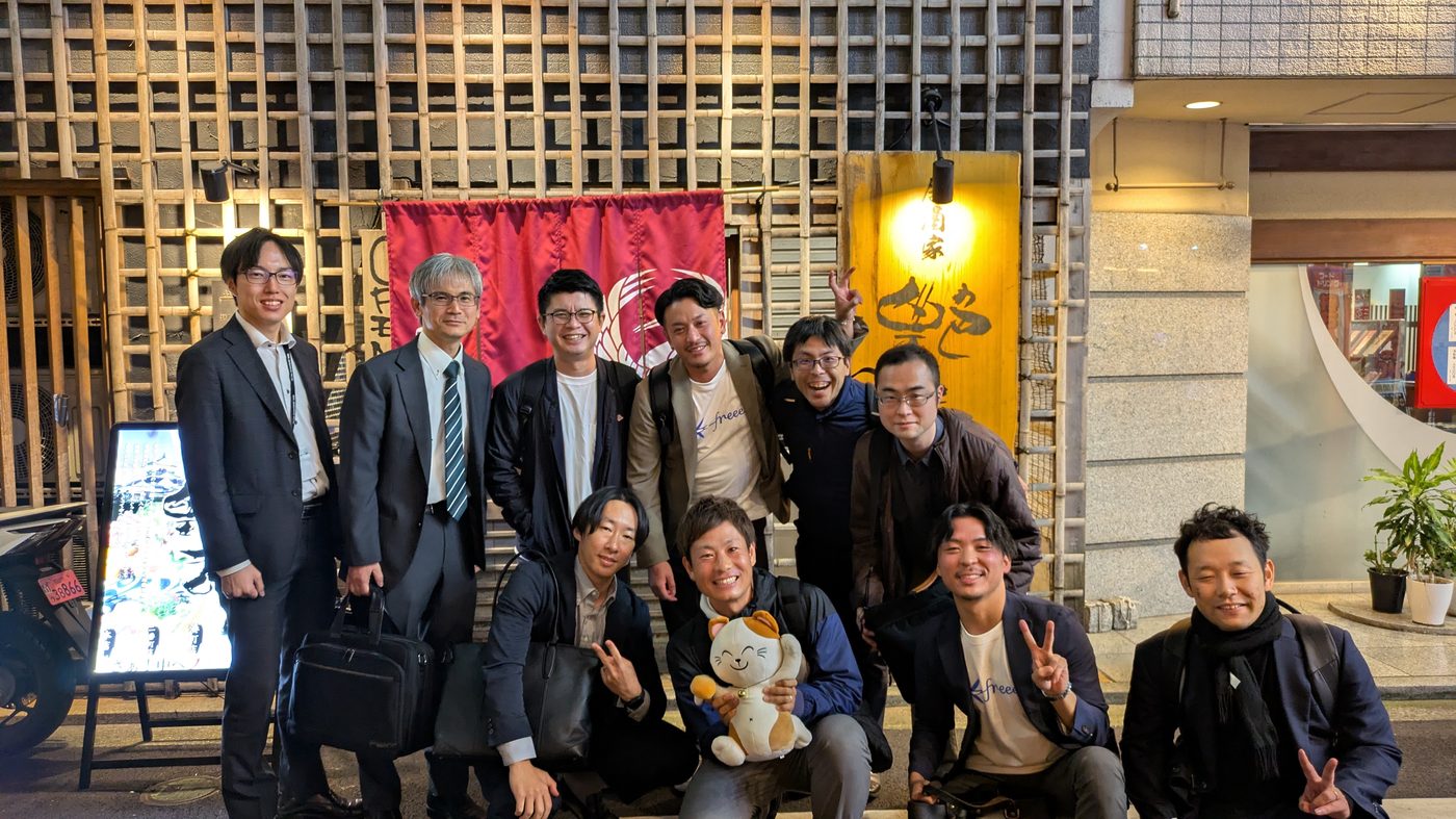 第1回の懇親会。ベンダーの皆さんを入れても10人に届きませんでした。
