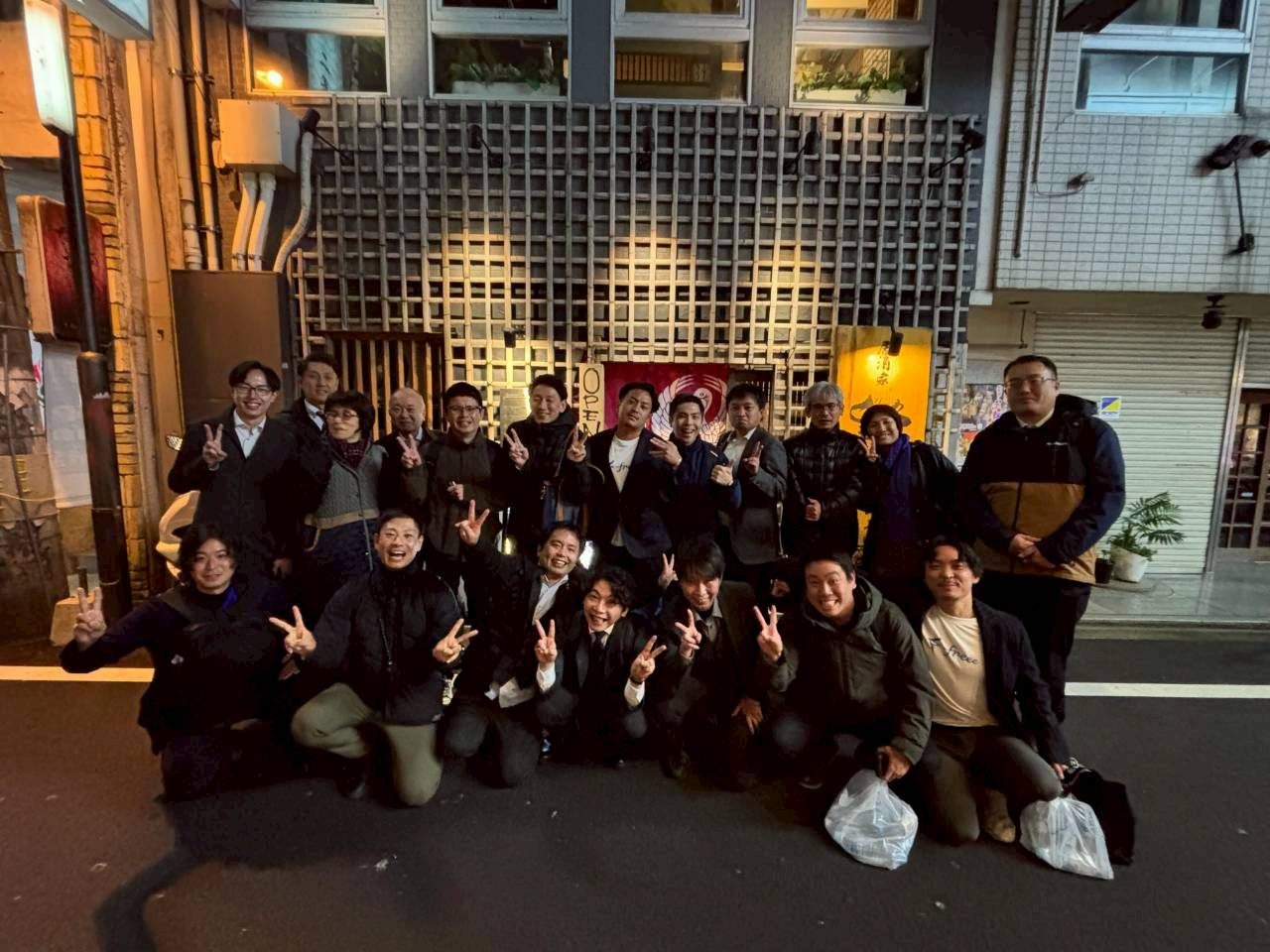 数回目の懇親会。同じ店の前で、輪は確実に大きくなっています。